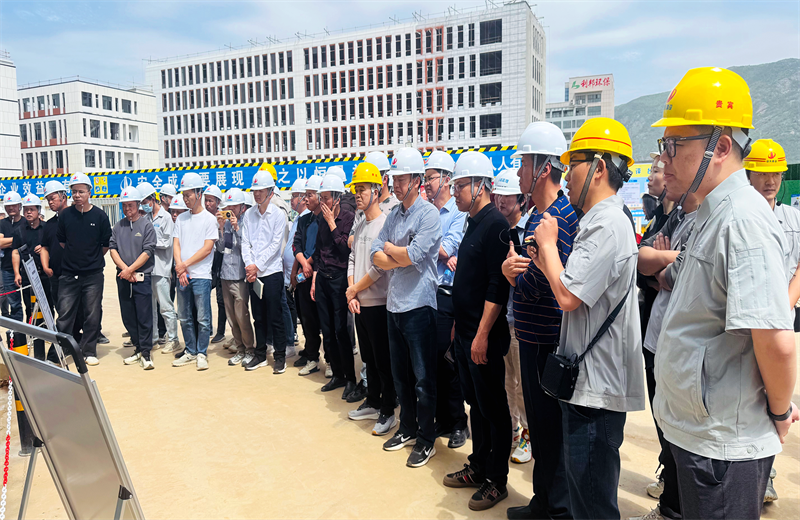 2025年4月17日，由莆田市涵江区住房和城乡建设局主办、尊龙时凯三建承办的钢筋安装工程质量防控现场交流会在联东U谷·涵江海峡智造产业谷一期成功召开。